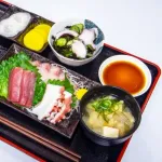 ワイ「刺身定食のご飯が酢飯じゃなかった…」お前ら「普通だろw」