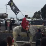 【悲報】北九州市の成人式、馬で会場乗り付けた新成人で一時入場規制ｗｗｗｗ