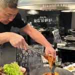 カープ朝山サムギョプサル兼任3軍コーチ、自ら肉を焼く！現役コーチとしては異例