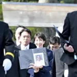 高市早苗、安倍晋三の遺影をクリアファイルに入れてニッコリしながら左手でピースサインｗｗｗｗｗ