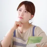夫「はい今月のお給料（30万）」妻「いつもご苦労さま。これお小遣いね（1万5000円）」
