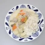 ホワイトシチューをご飯にかけるご家庭