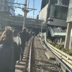 【画像】山手線が止まった東京都民さん、みんなでスタンドバイミーごっこｗｗｗｗｗｗｗｗｗｗ