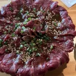 【悲報】レアステーキ丼を食べた10代女性、重症へ・・・・・・・・・・・・・・・・・・