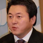 舞の海秀平 385勝418敗27休　勝率.479 小結1場所のみ←偉そうに解説してる理由