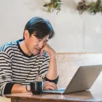 【悲報】スタバでPCを開く時はMacじゃないと恥ずかしいってマジなの？ｗｗｗｗｗｗｗｗｗｗｗｗｗｗｗｗ