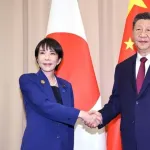 彡(。)(ﾟ)「中国旅行行ったらすぐ拘束されて習近平の前に連れ出されるぞ」