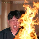 広島・新井監督「クッソー、見とけよ」 22度目の護摩行、極限状態で炎の頂点見つめ「今年、絶対に高く跳び上がる」