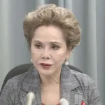 デヴィ夫人、反論「愛犬を殺した医師に詰問したらマネージャーに羽交い締めにされた」