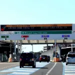 【悲報】ETCで詰まったワイ、クラクション鳴らされる