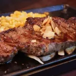 ステーキ「肉焼いただけです、高いです」←これ焼肉に勝てる部分ないやろ