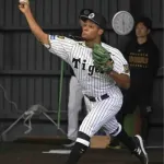 阪神　モレッタが初めてブルペン入り　藤川監督と談笑＆グータッチ　直接会話する姿も　武器の変則スライダーも披露