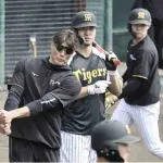 阪神キャンプに謎の透明バット　内部で揺れるピンクの液体　この日合流の糸井ＳＡが佐藤輝に打撃指導