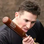 新助っ人・ディベイニーさん、バットをペロペロしてしまう