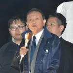 麻生太郎「高市になって間違いなく世の中明るくなった、前総理はどよーんとしてた」ドッ