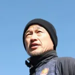 【悲報】キングカズ「若手からサッカーの質問はない。家の広さとか車の台数とか昔の遊びとかばかり」