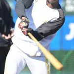 イヒネ、外野挑戦　小久保監督「1軍でショートは難しい」