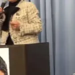【悲報】米山隆一、演説会中もスマホポチポチ