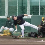 【悲報】昨季の死球0の佐藤輝明さん、打撃練習中に直接膝に死球をくらう