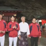 カープ新井監督、運玉投げでも笑顔なし。〝闘将化〟に期待する鯉党も