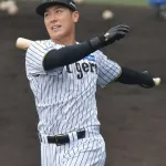阪神・豊田寛、右手首に死球を受け球場を後にする