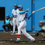 日本ハム2位ルーキー・エドポロ、練習試合で"プロ初打席初安打"含む2打席連続安打　塁上での「レ」ポーズに…新庄監督も拍手で称賛