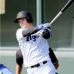 阪神　野手転向の西純矢が紅白戦でクリーンヒット！宜野座のスタンドが大歓声＆拍手