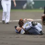 阪神　伊藤将司にアクシデント　佐藤輝のピッチャー返しが左膝付近に　グラウンドに担架搬入でスタンド騒然　自力で歩くことができず緊急降板