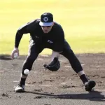 紅白戦で拙守の阪神・ディベイニー、藤川監督が見守るなか約30分の早出特守　田中コーチのアドバイスに「All right！」