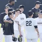 阪神　下村海翔のブルペンで宜野座が異例の光景　終了後にファンが大きな拍手　藤川監督からも笑みこぼれる　２３年ドラフト１位も右肘ＴＪ手術　感動的な光景に