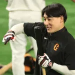 巨人泉口、ヤバい「先輩に挨拶しない」「話しかけると『はいはい』とスマホをいじりながら返事」