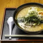 【悲報】ラーメン屋さん「席でおむつ交換はちょっと・・」　パパ「は？じゃあどこで変えるんだ！」