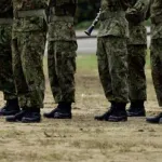 【悲報】自衛隊「二万人足りてません。何で入ってくれないの・・・・・」