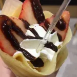 フードコートで一人で美味そうにクレープ食べてるおじさんいるでしょ？