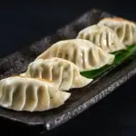 【悲報】中国人「餃子でご飯を食べるは日本で例えるならお好み焼きでご飯を食べるような感じ」