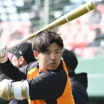 巨人球団関係者「石塚(19)を4番岡本になれるよう育てる、それで潰れるならそこまで」