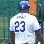 中日サノー、華麗なミット捌きを披露
