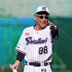 【朗報】ヤクルト池山監督、グラウンドに塩を撒く