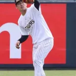 【阪神】総勢10人以上…ドラ２谷端将伍も左翼争いに　自前グラブで外野守備スタート　本職内野