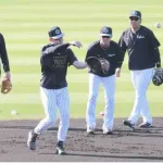 阪神の新外国人ディベイニーが今春4度目の早出特守　遊撃位置で約30分間、藤川監督も熱視線