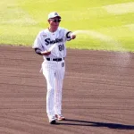 ヤクルト、打席に入るとき「力士のように塩をまく」構想が発覚ｗｗｗｗ