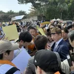 【朗報】立浪さんが巨人キャンプを訪問　阿部監督らと談笑し、ファン50人に囲まれサイン対応