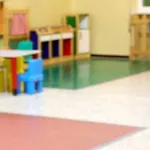 【悲報】政治家さん「幼稚園の先生と保育士に賃金格差があるので、幼稚園の先生の賃金を下げます」