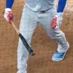 山本が打ち取った打球をテオスカー・ヘルナンデスが落球