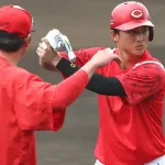 カープ新井監督が佐々木泰を直接指導！『打撃指導解禁』は今季初