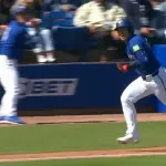 ブルージェイズ・岡本和真、オープン戦初ヒットがホームラン！ WBCアメリカ代表投手からバックスクリーンへ