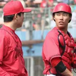 カープ二俣翔一『三刀流』捕手でフル出場！「とんでもない球止めた」新井監督合格点