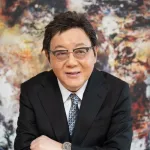【画像】秋元康さん(67)ここに来て最もしっくり来る髪型に出会う
