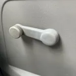 「レバーをクルクル回して車の窓を開ける」←この昭和の光景、なかなかかっこいいよなw