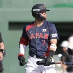 佐藤輝明、クロックを見ずに打席に入った結果ピッチクロック違反を取られていた